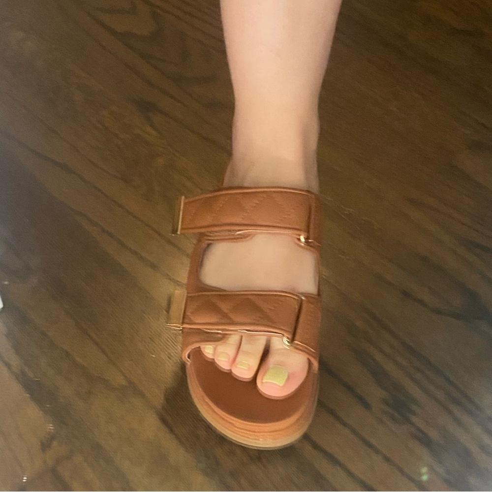 New in original box unworn camel size 7 very comfortable